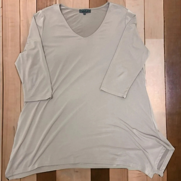 Alisha.d Tan shark hem flowy blouse - Picture 1 of 6